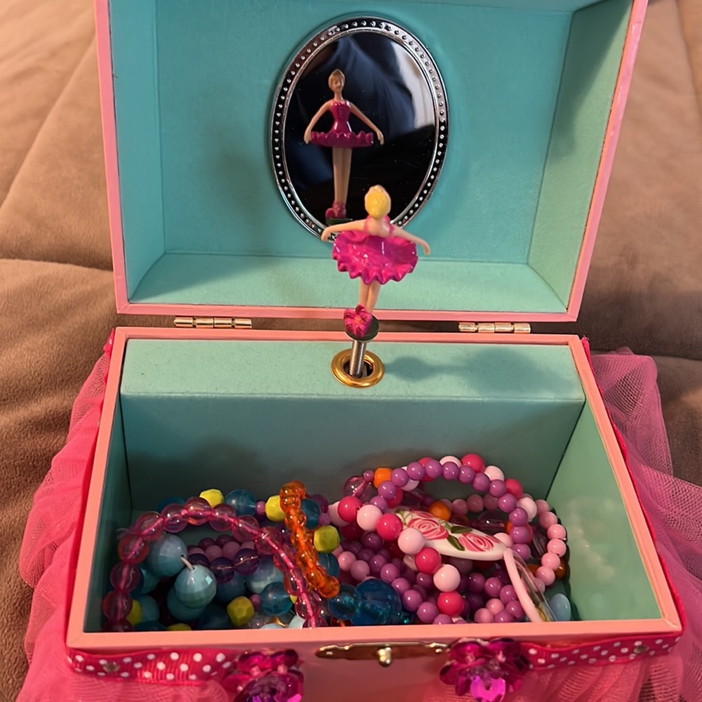 EUC BUNDLE OF PRINCESS JEWELRY + MUSIC/JEWELRY BOX
